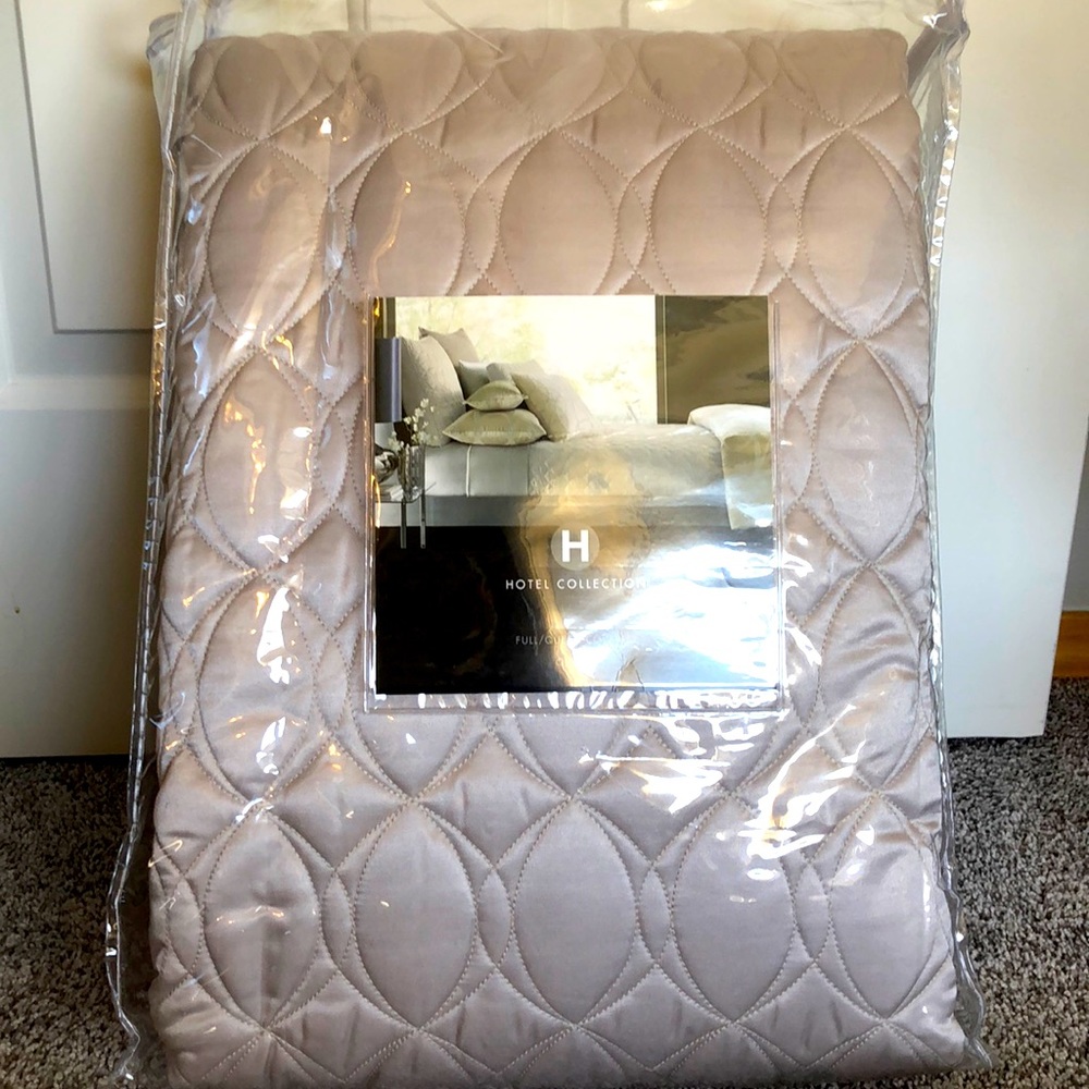 Hotel collection coverlet NEW!
